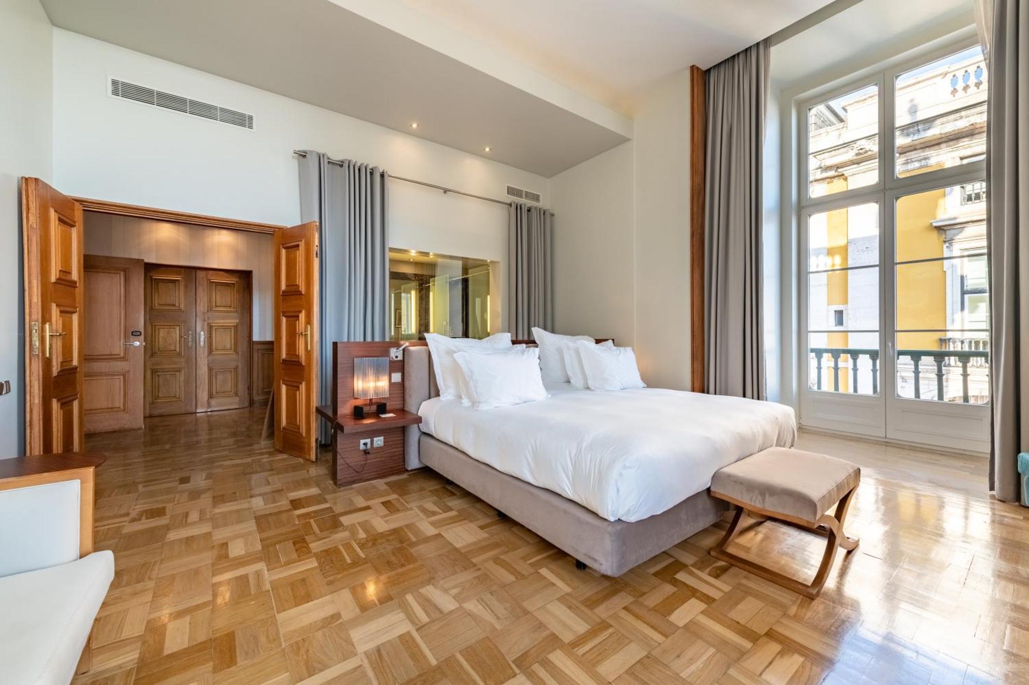 Suíte com cama king-size e vista da Praça do Comércio